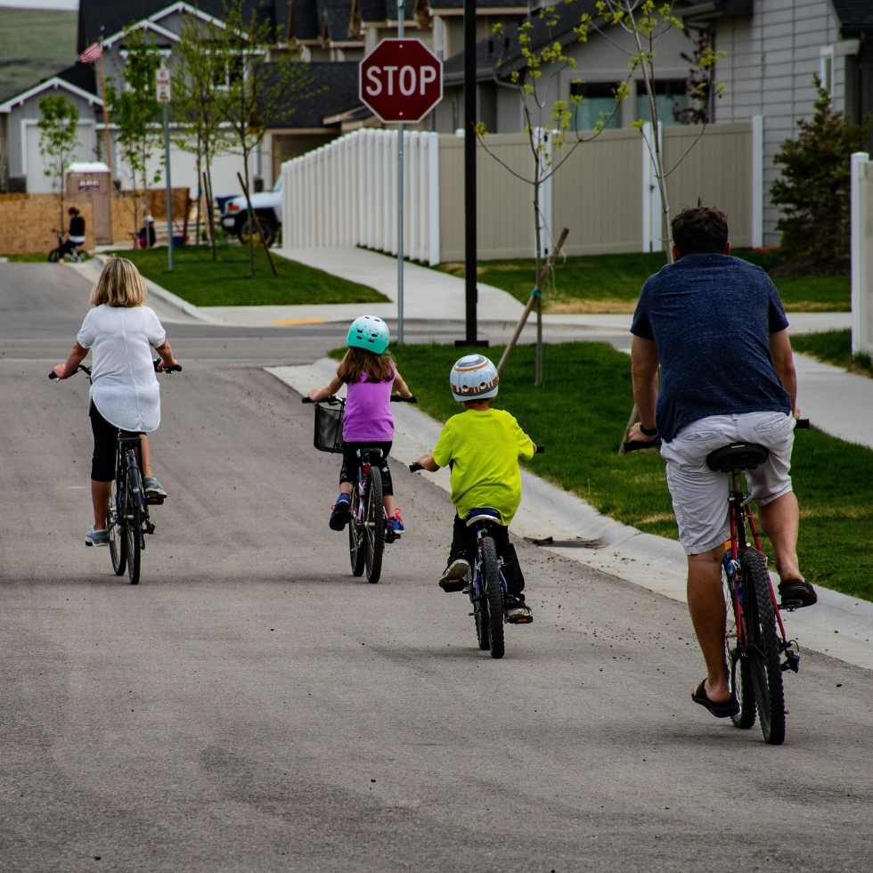 Familie beim Fahrradfahren