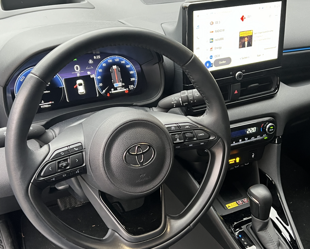 Der Toyota Yaris hat ein sehr großes digitales Display im Cockpit