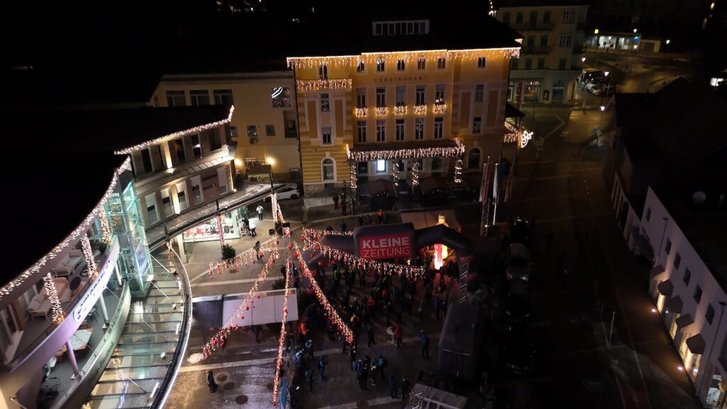 Der Startschuss erfolgte vor der Gemeinde in Velden