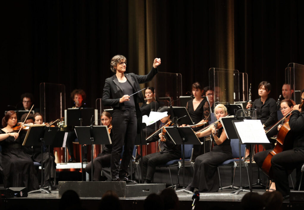 Elisabeth Fuchs dirigiert ein Orchester