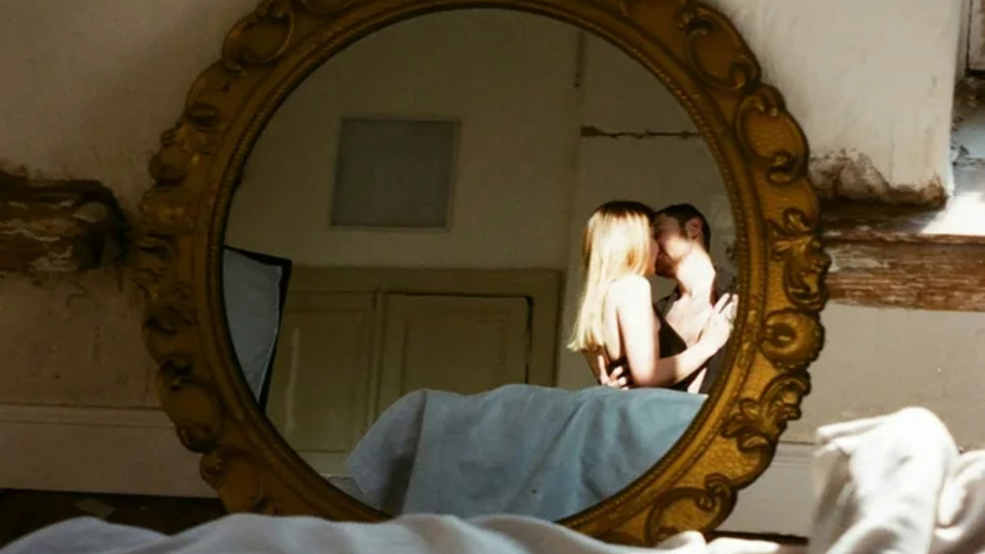 Paar im Bett über Spiegel zu sehen