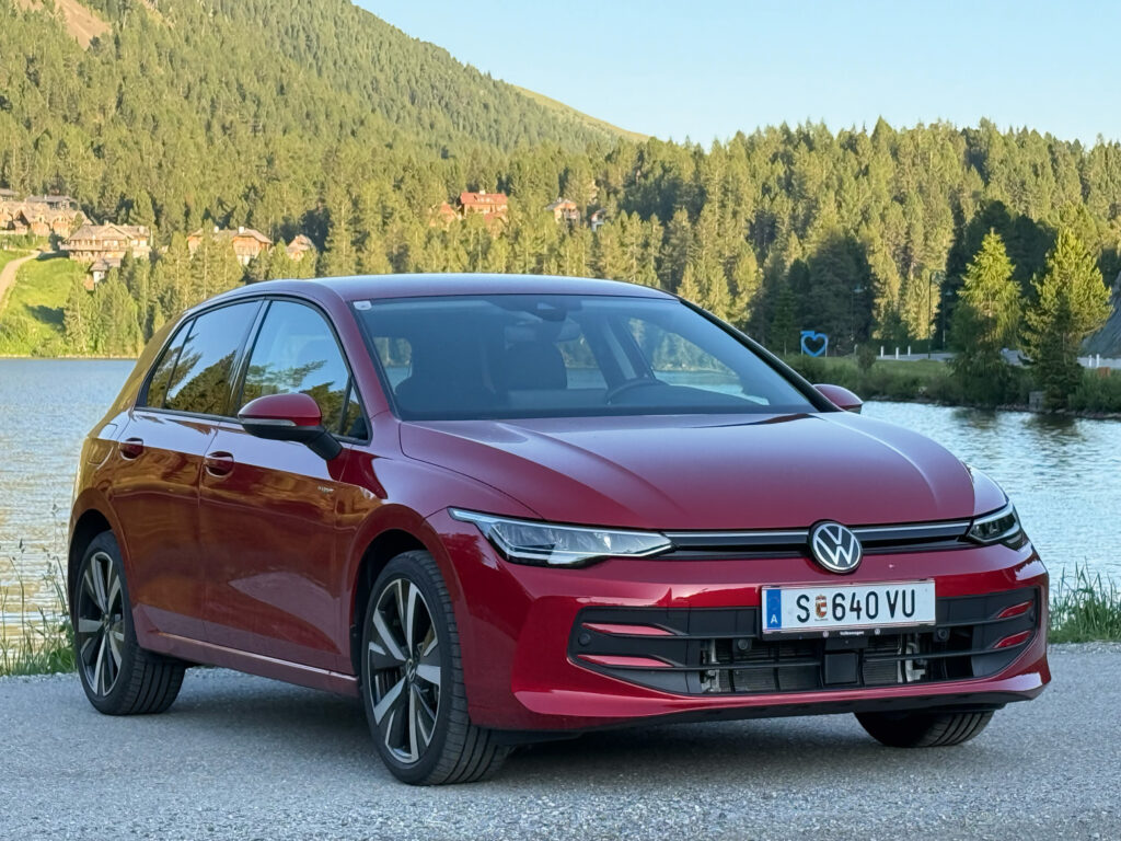 ein roter Golf