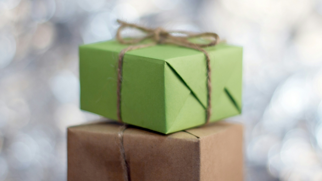 Geschenke für Männer: Zwei eingepackte Geschenke