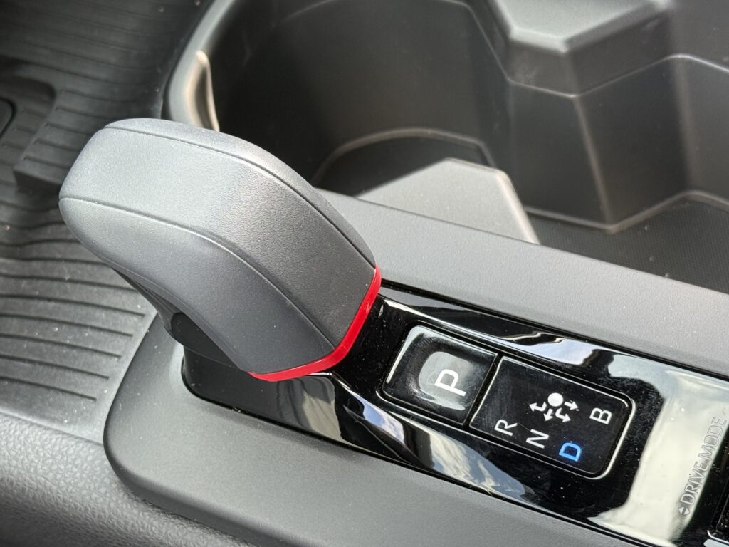 Der Schalthebel eines Automatik-Autos
