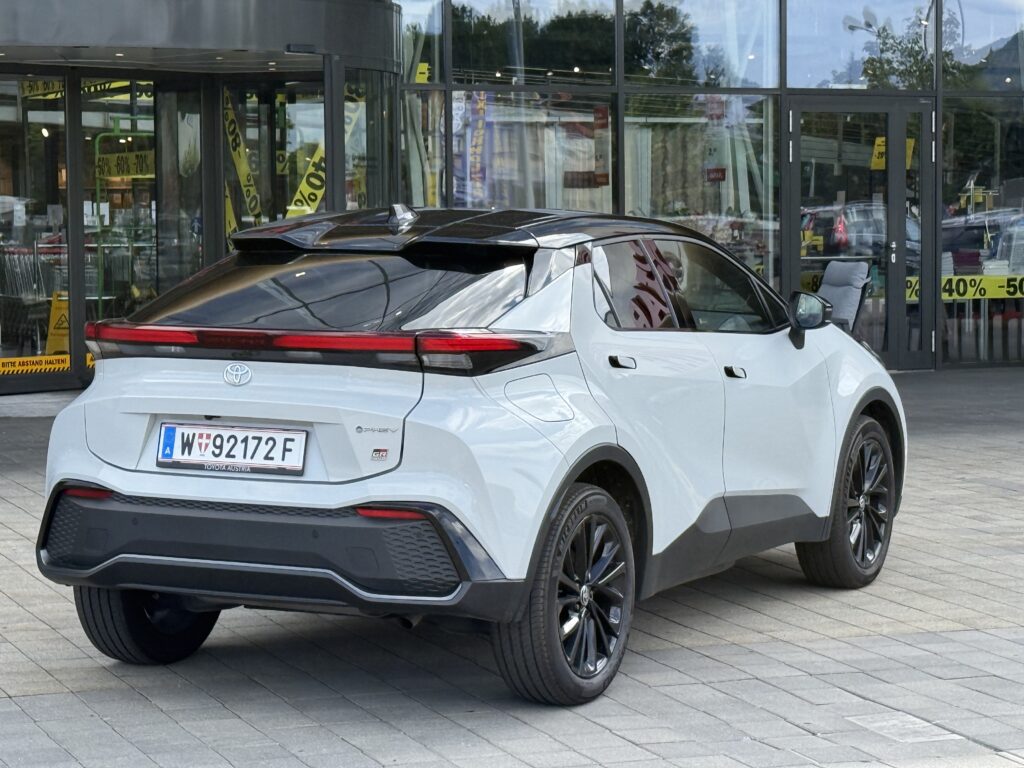 Ein weißer Toyota von hinten