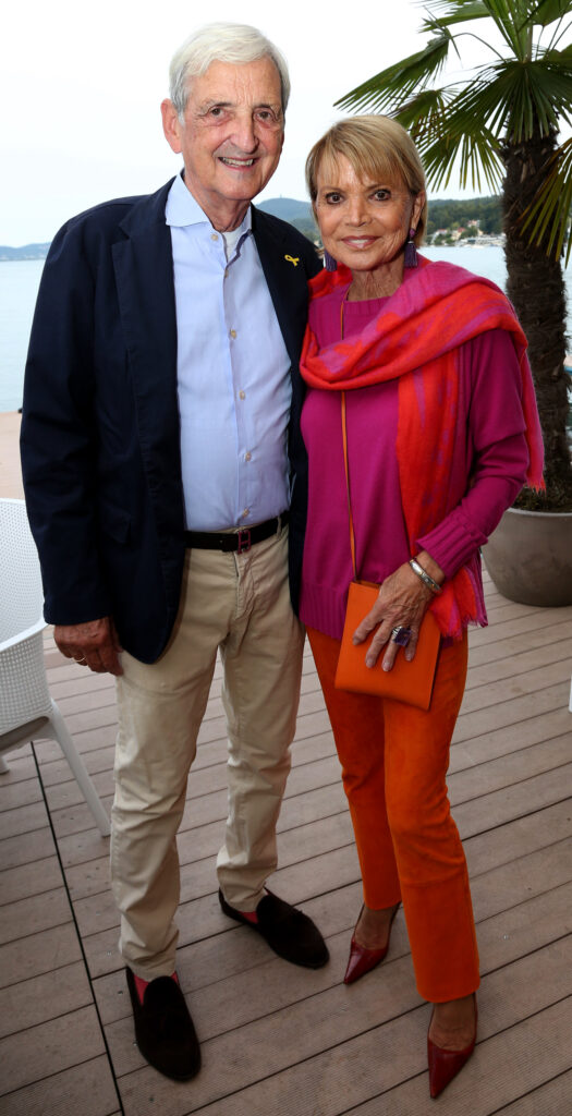 Schauspielerin Uschi Glas in Pink gekeidet mit ihren Mann auf einem Steg am Wörthersee