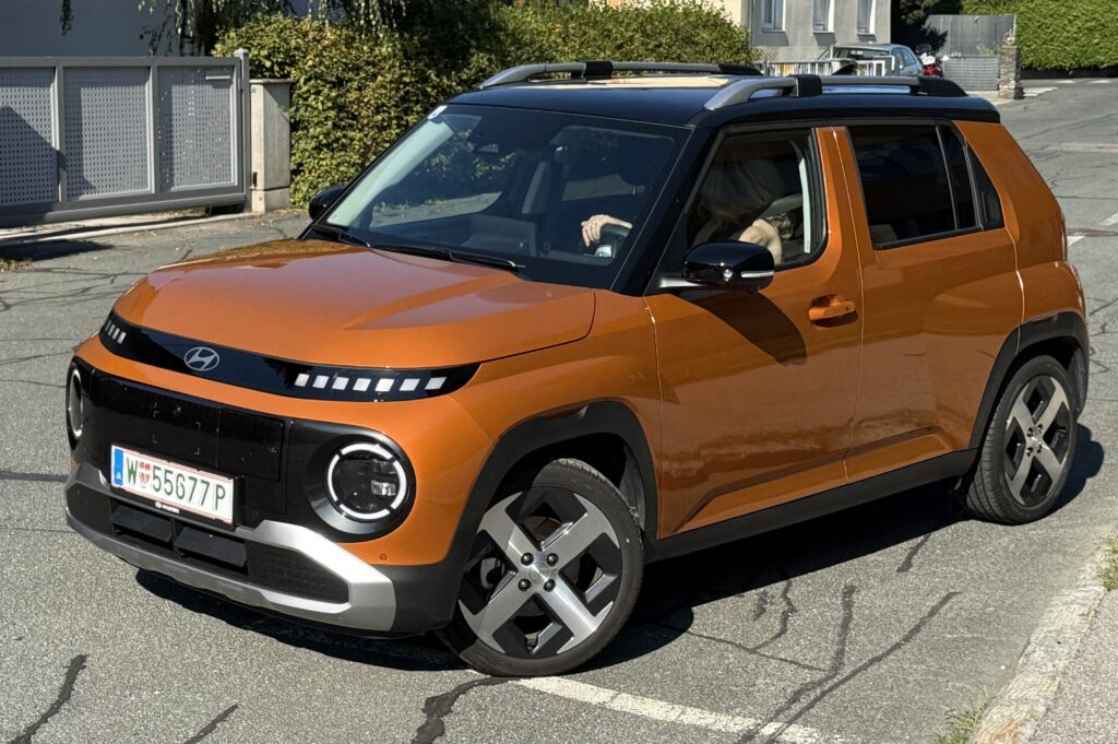 Ein oranger Kleinwagen von Hyundai