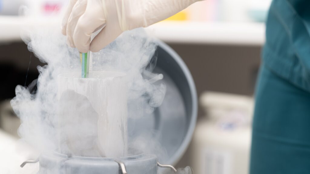 Kryotank für das Einfrieren von Eizellen