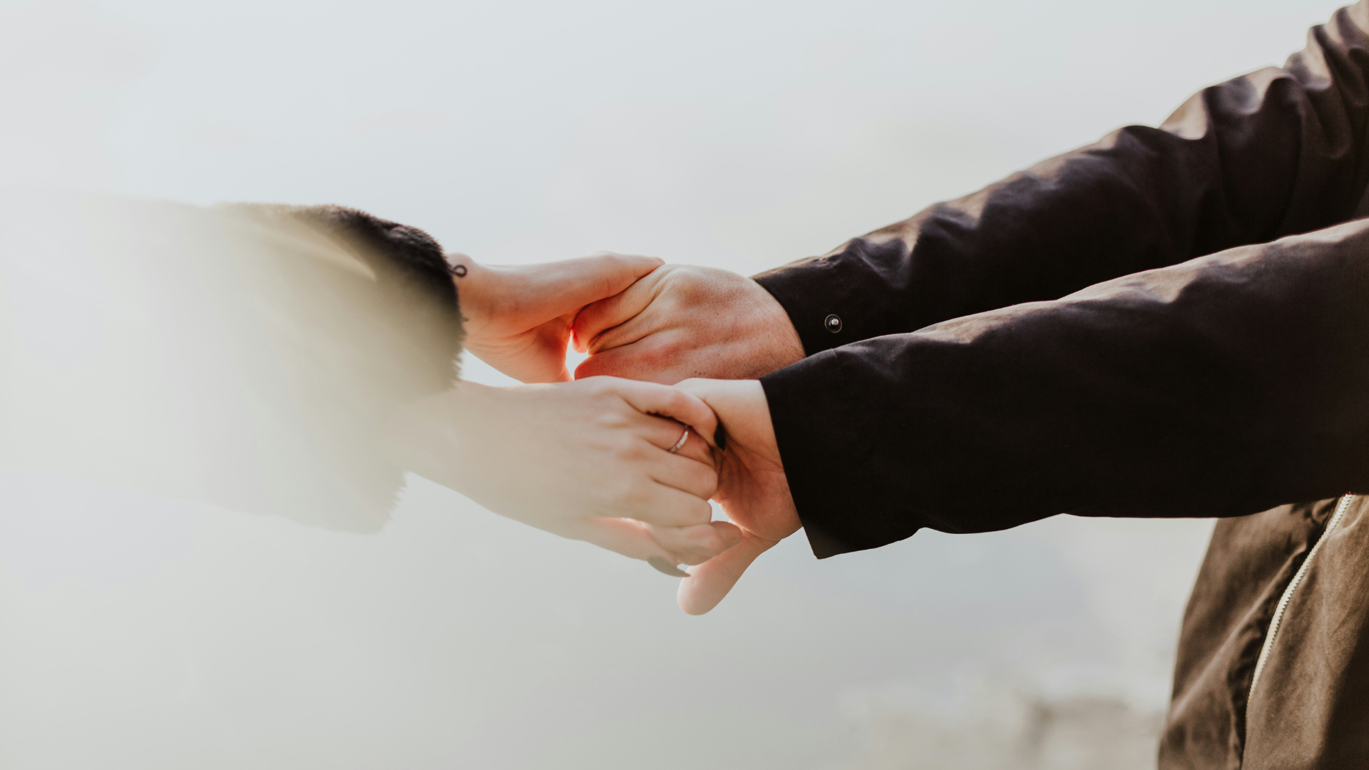 Die Hände eines Pärchens