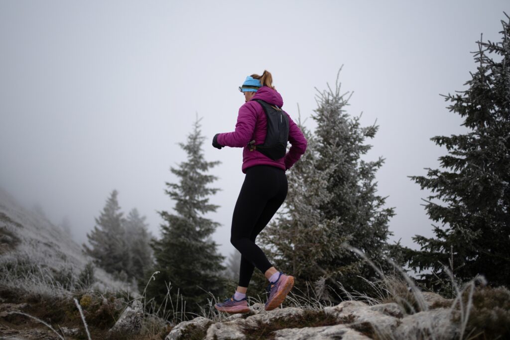 Frau läuft im Winter