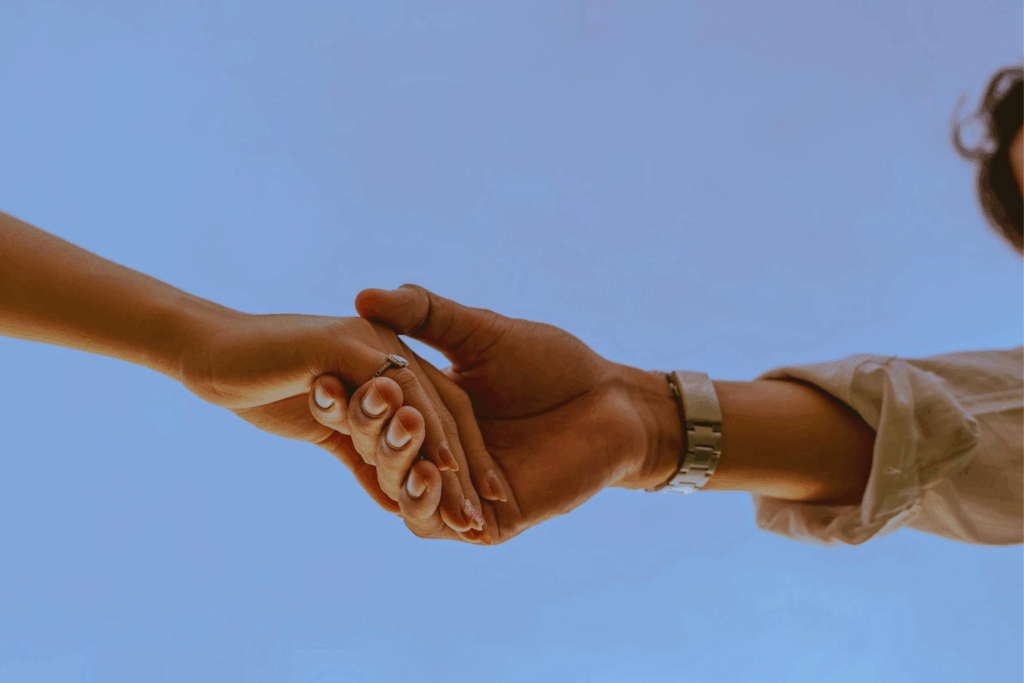 Die Kraft der kleinen Gesten, Symbolbild 2 Hände, ästhetisch, blauer Himmel