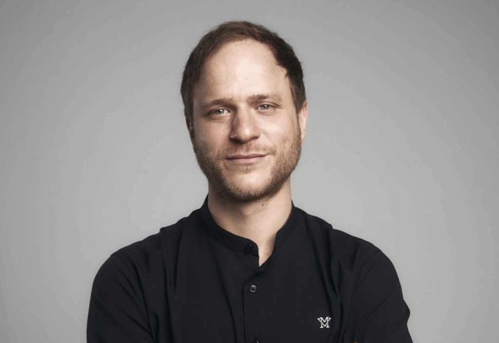 Porträtbild von Filmemacher Adrian Goiginger