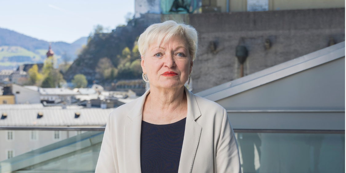 Karin Bergmann vor den Kulissen von Salzburg